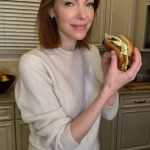Laura Prepon Instagram - It’s dinner time & I have a vegetarian option for you! Veggie lentil sloppy joes with our prepped ahead marinara sauce — yum! 😋 #GetYourPrepOn #PrepOn