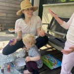 Laura Prepon Instagram - Soaking up the last days of summer💓Outdoor art projects!