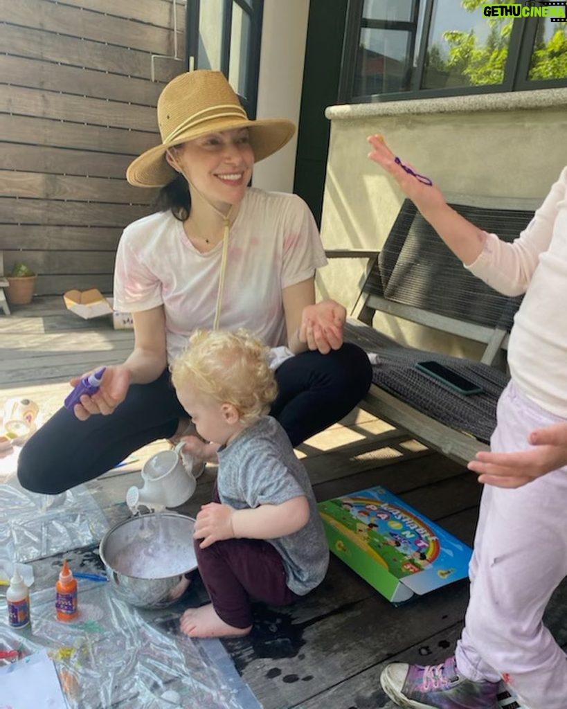 Laura Prepon Instagram - Soaking up the last days of summer💓Outdoor art projects!