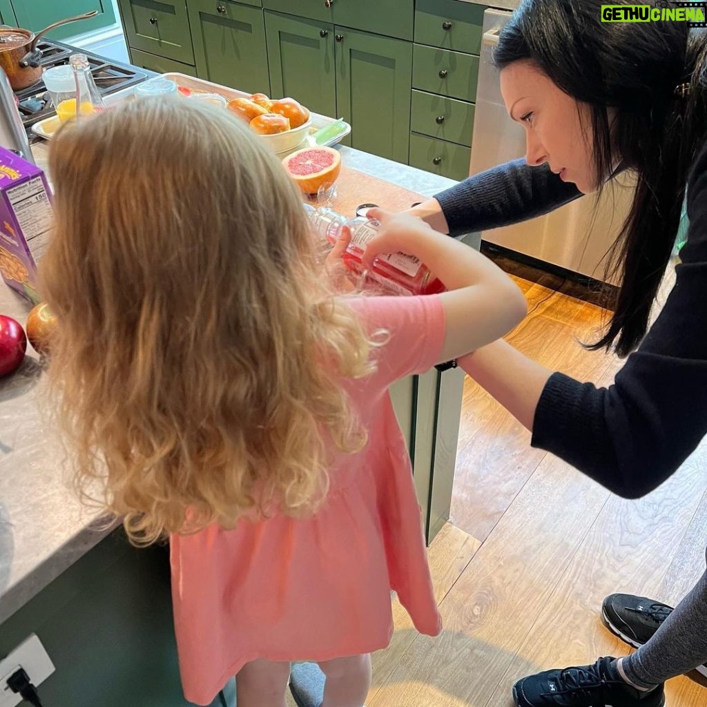Laura Prepon Instagram - had a helper with breakfast this morning.💓💫