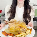 Laura Prepon Instagram - Who doesn’t love a golden roasted chicken? #GetYourPrepOn with me as I make dinner with my @preponkitchen line! #PrepOn 😋