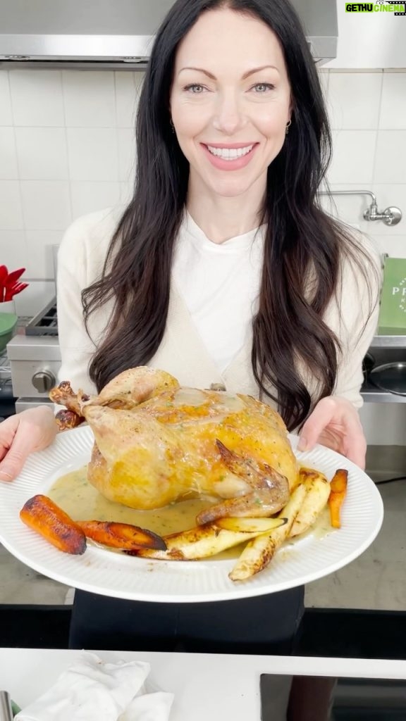 Laura Prepon Instagram - Who doesn’t love a golden roasted chicken? #GetYourPrepOn with me as I make dinner with my @preponkitchen line! #PrepOn 😋