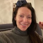 Laura Prepon Instagram - My daughter is my new hairdresser. And yes, I did a work video call after this and forgot about my hairstyle.😆