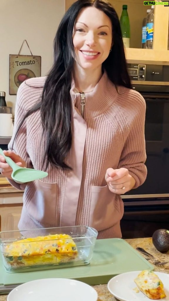 Laura Prepon Instagram - This week, #GetYourPrepOn with me as I make a simple, delicious frittata!🥚🫑🥔 So easy and great to prep ahead and reheat. #PrepOn