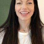 Laura Prepon Instagram - Hey guys! Happy to be back! Sometimes, I need to step up my lighting game for a TV interview, IG live, etc. This week, I share some insider tips for a basic lighting setup at home. #GetYourPrepOn #PrepOn