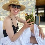 Laura Prepon Instagram - Grabbing a lil R&R. Short but sweet🍹 Hope you’re finding some, too!
