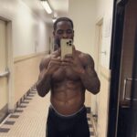 Le'Veon Bell Instagram - April 21st, its all about ME … its Me vs Me … LeVeon vs LeVeon!! I wouldn’t care WHO was in the ring with me April 21st, I’m confident in knowing they gettin beat tf up… it just so happen to be Joel Morris! aye @mf_daznxseries @daznboxing @misfitsboxing we exactly 3 weeks away from judgement day ‼️‼️ I hope you’re prepared for a show 💥🥊📺🍿👀