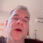 Leandro Hassum Instagram - Eu deveria te colocar num pedestal todos os dias da minha vida. Desculpa se as vezes no corre corre da vida me deixo levar e não falar da mulher incrível e única que vc é. Te amo @kakahassum Como combinado a tradução. É incrível como você pode falar certo (acalmar) meu coração Sem dizer uma palavra, você pode clarear a escuridão Tente como eu, eu nunca posso explicar O que eu ouço quando você não diz uma palavra O sorriso em seus olhos me deixa saber que você precisa de mim Existe uma verdade em seus olhos dizendo que você nunca me deixará. O toque de suas mãos diz que você me levantará onde quer que eu caia. Você diz o melhor (diz o melhor) quando não diz nada. Durante todo dia eu posso ouvir pessoas falando excessivamente alto Mas quando você me segura perto, você destróI a multidão Tente como eles, eles nunca poderem definir O que foi dito entre o seu coração e o meu. O sorriso em seus olhos me deixa saber que você precisa de mim Existe uma verdade em seus olhos dizendo que você nunca me deixará. O toque de suas mãos diz que você me levantará onde quer que eu caia. Você diz o melhor quando não diz nada. Ohh.. O sorriso em seus olhos deixa me saber que você precisa e mim Existe uma verdade em seus olhos dizendo que você nunca me deixará. O toque de suas mãos diz que você me levantará onde quer que eu caia. Você diz o melhor (diz o melhor) quando não diz nada. O sorriso em seu rosto A verdade em seus olhos O toque de suas mãos deixa-me saber que você precisa de mim.❤️