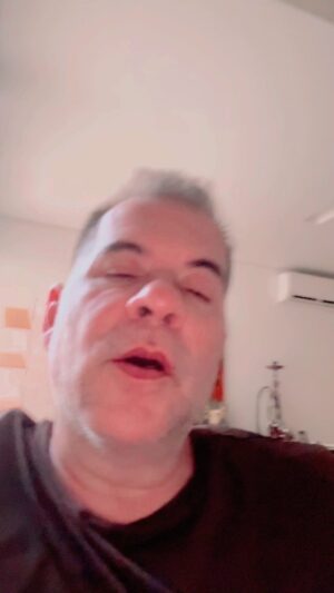 Leandro Hassum Instagram - Eu deveria te colocar num pedestal todos os dias da minha vida. Desculpa se as vezes no corre corre da vida me deixo levar e não falar da mulher incrível e única que vc é. Te amo @kakahassum Como combinado a tradução. 
É incrível como você pode falar certo (acalmar) meu coração
Sem dizer uma palavra, você pode clarear a escuridão
Tente como eu, eu nunca posso explicar
O que eu ouço quando você não diz uma palavra

O sorriso em seus olhos me deixa saber que você precisa de mim
Existe uma verdade em seus olhos dizendo que você nunca me deixará.
O toque de suas mãos diz que você me levantará onde quer que eu caia.
Você diz o melhor (diz o melhor) quando não diz nada.

Durante todo dia eu posso ouvir pessoas falando excessivamente alto
Mas quando você me segura perto, você destróI a multidão
Tente como eles, eles nunca poderem definir
O que foi dito entre o seu coração e o meu.

O sorriso em seus olhos me deixa saber que você precisa de mim
Existe uma verdade em seus olhos dizendo que você nunca me deixará.
O toque de suas mãos diz que você me levantará onde quer que eu caia.
Você diz o melhor quando não diz nada.

Ohh..
O sorriso em seus olhos deixa me saber que você precisa e mim
Existe uma verdade em seus olhos dizendo que você nunca me deixará.
O toque de suas mãos diz que você me levantará onde quer que eu caia.
Você diz o melhor (diz o melhor) quando não diz nada.

O sorriso em seu rosto
A verdade em seus olhos
O toque de suas mãos deixa-me saber que você precisa de mim.❤️