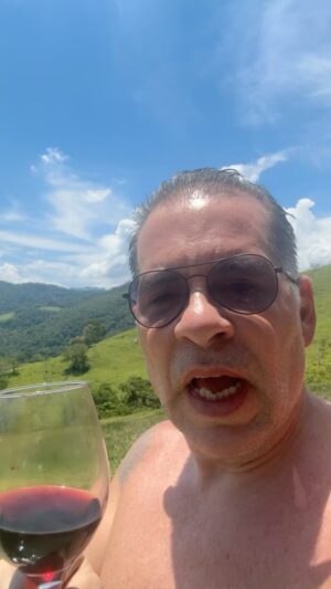 Leandro Hassum Instagram - A rainha 🦁 tava deitada. Resolvi usar o vinho.