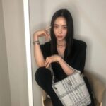 Lee Da-hee Instagram - hi! lora🖤 #TheLolaBag #Burberry #ad