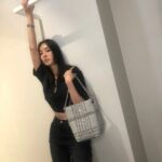 Lee Da-hee Instagram - hi! lora🖤 #TheLolaBag #Burberry #ad