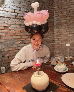 Lee Ha-nee Instagram - 촬영 때문에 생일이고 뭐고 하다
벙개에 벙개로 한 24년의 생일.
생일을 빌미로
사랑하는 사람들을 불러모아
한자리에서 볼 수 있다는 건 생일자의 특권인듯~
.
그래, 같이 
축하할 땐 축하하고
기뻐할 땐 기뻐하고
슬퍼할 땐 슬퍼하는 거지.
그쳐?ㅎ
.
사랑해요. 고마워요. 🙏🧡