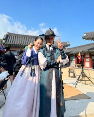 Lee Ha-nee Instagram - 정작 우리 종사관 나으리랑은 만나면
연기하느라 바빠 사진이 제대로 없네ㅠㅠ
그만큼 열심히 했다는 증거?겠지?ㅎ^^
.
나보다 꽃받침이 더 어울리는 종사관 나으리~
부디 행복하게 웃으면서 사십시오! 
.
우리 종원이는 이제 훨훨 날아라🕊️