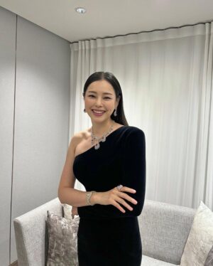 Lee Ha-nee Instagram - 대를 이은 다미아니의 
최고의 세공력과 디자인, 원석의 멋진 향연. 
간만에 보석다운 보석을 본 느낌🙏🧡
.
Thanks to @damianiofficial 
@giorgiograssidamiani