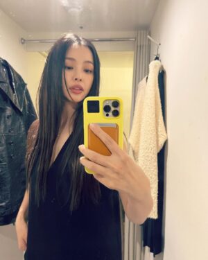 Lee Ha-nee Instagram - 빡센하루 마무리는 괜한 거셀로.
다들 굿밤요🤎
.
#영화유령 홍보시작
#디톡스2일차