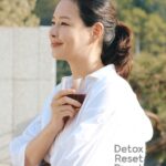 Lee Hanee Instagram - 제가 드셋을 만난지도 벌써 3년정도 되었네요. 3년동안 드셋을 주기적으로 한 결과 저는 건강과 디톡스등 많은 부분을 선물처럼 받았습니다. 임신과 출산기간에도 드셋을 꾸준히 섭취해서인지 건강하게 복귀 할 수 있었던 것 같구요. (저 위에 사진들도 임신중기때 찍은 사진들이네요^^;) 성인이 되어서도 정작 기본이 되는 식이습관의 중요한 부분들을 놓치고 살았던 저에게 드셋은 그것을 깨닫고 스스로를 훈련 할 수 있는 귀한 메소드가 되어 주었습니다. 내 몸이 원하는 것을 알아차리고 먹을 때와 먹지 않을 때, 먹어야하는 음식과 먹지 않아야하는 음식을 골라 스스로 양질의 음식을 먹이고 배부르면 그만 먹게하는 이 단순한 리듬을 타게되면 그토록 원하는 건강과 다이어트는 자연스럽게 이어지게 되는 것이죠. 자동차도 어느 시점이 되면 잠시 쉬어 정비하듯이 내 몸도 마찬가지로 잠시 쉬어주는 시간을 갖는 것이 좋습니다. 내 의지대로 쉴 수 있는 기관들을 충분히 쉬게 하여 그 시간 동안 몸 스스로가 다시 그 기능을 회복하고 재생할 수 있도록 돕는 것, 우리 몸은 이미 그런 놀라운 능력을 갖고 있습니다.^^ 새해 1월3일부터 시작하는 이번 2023#ondeset의 7일은 몸이 다시 재생하는 주기를 따라, 특히나 피를 맑게하는 백혈구의 재생의 일주일동안 양질의 최소한의 원료를 보내어 온전히 몸이 다시 살아나는 것을 경험하는 일주일이 될거예요. 38가지 국내산 재료만으로 100년된 항아리에 5년을 숙성해서 만들어진다는 이 세상과 역행하는 듯한? 이 수지타산 안맞는 제품을 확인하러 아무 연고없는 소비자 일때 나주에 잇는 공장을 찾아가 제가 직접 확인하였습니다. (전 먹는 것과 건강에 대해 진심입니다ㅋ) 수 천개의 항아리가 각자 매실, 무, 사과 등등의 이름표를 달고 숨을 쉬고 있는 광경을 아직도 잊을 수 가 없습니다. 인간에게 가장 이상적인 식이인 뿌리부터 줄기, 잎, 열매, 버섯, 해조류까지 검증이 가능한 국내산 38가지 원료로 대를 이어 사명감을 갖고 이어오신 대표님과 아버님께 진심 장인이시라는 표현을 드리고 싶었습니다. 드셋은 오랫동안 식이와 기타 질병등으로 고생하시는 분들께 정말 추천드리고 싶습니다. 그동안 수고한 내 몸을 건강하고 온전하게 리셋하고 싶은분들께도 물론 입니다. ^^ 2023년 1월3일 시작하는 신년 #ondeset에 저도 함께 합니다. 신청하시는 분들께 보내드리는 Zoom화상미팅으로 효소건강박사님과 더 깊이 있는 설명과 더불어 절식의 힘듦과 고충은 저와 함께 실시간 나누시면서 함께 호흡하며 갑니다. 쉼없이 달려가는 자신에게 주는 값진 선물이 될꺼예요. You are what you eat!🙏💛 #clean2023 #ondeset #ondeset2023 #dryjanuary2023 @deset_project (두 번째 사진은 이라는 책의 표지사진입니다. 2023#ondeset 참여하시는 분들 줌들어 오시기전 혹은 하시면서 같이 읽으면 도움이 되실거 같아 첨부했어요. 책 협찬은 감사하지만 정중히 사양합니다.🙏💛)