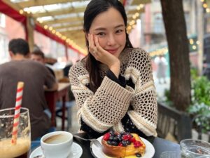 Lee Ha-nee Instagram - 참 짧은 테라스의 계절🍂
냠냠~🍓🫐🍞🥞 🧡