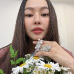 Lee Hanee Instagram - 한창 꽃이 좋은 나이ㅎ 오랜만에 촬영장에서~ . 다같이 즐겨요 꽃의 계절🌸