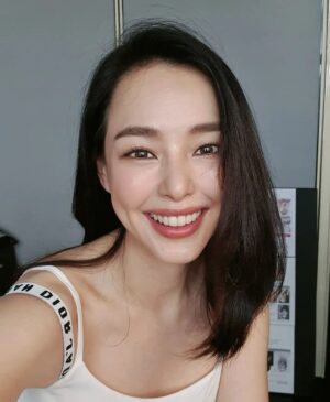 Lee Ha-nee Instagram - 요즘 길가에 핀 봄꽃들 정말 아름답네요! 
좋은 봄날, 
많이 많이 웃고, 많이 많이 행복하시길요!!
Enjoy your spring🌸
.

화이트 로즈로 피어나는 피부!
햇살 가득한 봄, 여름의 나의 스킨케어를 부탁해🤗🤍 #디올프레스티지#로즈광채세럼 #로즈광채에멀젼 #로즈광채쿠션 #diorprestige
