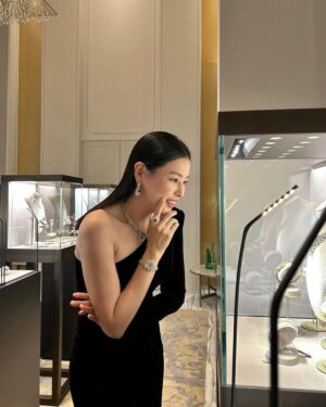 Lee Ha-nee Instagram - 대를 이은 다미아니의 
최고의 세공력과 디자인, 원석의 멋진 향연. 
간만에 보석다운 보석을 본 느낌🙏🧡
.
Thanks to @damianiofficial 
@giorgiograssidamiani