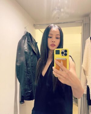 Lee Ha-nee Instagram - 빡센하루 마무리는 괜한 거셀로.
다들 굿밤요🤎
.
#영화유령 홍보시작
#디톡스2일차