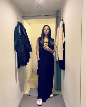 Lee Ha-nee Instagram - 빡센하루 마무리는 괜한 거셀로.
다들 굿밤요🤎
.
#영화유령 홍보시작
#디톡스2일차