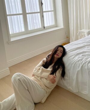 Lee Ha-nee Instagram - 오랜만🐝💫
.
#Guerlain #아베이로얄 #더블R허니세럼