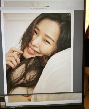 Lee Ha-nee Instagram - 오랜만🐝💫
.
#Guerlain #아베이로얄 #더블R허니세럼