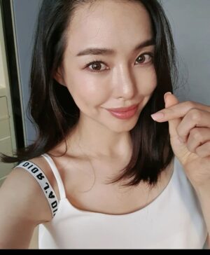 Lee Ha-nee Instagram - 요즘 길가에 핀 봄꽃들 정말 아름답네요! 
좋은 봄날, 
많이 많이 웃고, 많이 많이 행복하시길요!!
Enjoy your spring🌸
.

화이트 로즈로 피어나는 피부!
햇살 가득한 봄, 여름의 나의 스킨케어를 부탁해🤗🤍 #디올프레스티지#로즈광채세럼 #로즈광채에멀젼 #로즈광채쿠션 #diorprestige