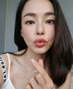 Lee Ha-nee Instagram - 요즘 길가에 핀 봄꽃들 정말 아름답네요! 
좋은 봄날, 
많이 많이 웃고, 많이 많이 행복하시길요!!
Enjoy your spring🌸
.

화이트 로즈로 피어나는 피부!
햇살 가득한 봄, 여름의 나의 스킨케어를 부탁해🤗🤍 #디올프레스티지#로즈광채세럼 #로즈광채에멀젼 #로즈광채쿠션 #diorprestige