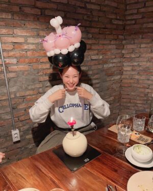 Lee Ha-nee Instagram - 촬영 때문에 생일이고 뭐고 하다
벙개에 벙개로 한 24년의 생일.
생일을 빌미로
사랑하는 사람들을 불러모아
한자리에서 볼 수 있다는 건 생일자의 특권인듯~
.
그래, 같이 
축하할 땐 축하하고
기뻐할 땐 기뻐하고
슬퍼할 땐 슬퍼하는 거지.
그쳐?ㅎ
.
사랑해요. 고마워요. 🙏🧡