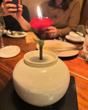 Lee Ha-nee Instagram - 촬영 때문에 생일이고 뭐고 하다
벙개에 벙개로 한 24년의 생일.
생일을 빌미로
사랑하는 사람들을 불러모아
한자리에서 볼 수 있다는 건 생일자의 특권인듯~
.
그래, 같이 
축하할 땐 축하하고
기뻐할 땐 기뻐하고
슬퍼할 땐 슬퍼하는 거지.
그쳐?ㅎ
.
사랑해요. 고마워요. 🙏🧡