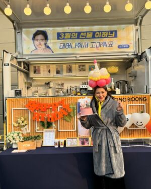 Lee Ha-nee Instagram - 촬영 때문에 생일이고 뭐고 하다
벙개에 벙개로 한 24년의 생일.
생일을 빌미로
사랑하는 사람들을 불러모아
한자리에서 볼 수 있다는 건 생일자의 특권인듯~
.
그래, 같이 
축하할 땐 축하하고
기뻐할 땐 기뻐하고
슬퍼할 땐 슬퍼하는 거지.
그쳐?ㅎ
.
사랑해요. 고마워요. 🙏🧡