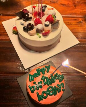 Lee Ha-nee Instagram - 촬영 때문에 생일이고 뭐고 하다
벙개에 벙개로 한 24년의 생일.
생일을 빌미로
사랑하는 사람들을 불러모아
한자리에서 볼 수 있다는 건 생일자의 특권인듯~
.
그래, 같이 
축하할 땐 축하하고
기뻐할 땐 기뻐하고
슬퍼할 땐 슬퍼하는 거지.
그쳐?ㅎ
.
사랑해요. 고마워요. 🙏🧡