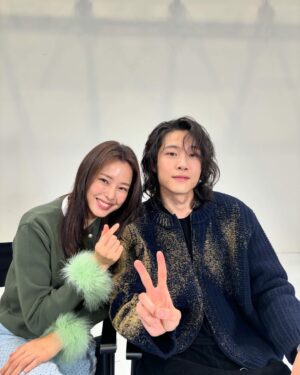 Lee Ha-nee Instagram - 정작 우리 종사관 나으리랑은 만나면
연기하느라 바빠 사진이 제대로 없네ㅠㅠ
그만큼 열심히 했다는 증거?겠지?ㅎ^^
.
나보다 꽃받침이 더 어울리는 종사관 나으리~
부디 행복하게 웃으면서 사십시오! 
.
우리 종원이는 이제 훨훨 날아라🕊️