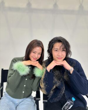 Lee Ha-nee Instagram - 정작 우리 종사관 나으리랑은 만나면
연기하느라 바빠 사진이 제대로 없네ㅠㅠ
그만큼 열심히 했다는 증거?겠지?ㅎ^^
.
나보다 꽃받침이 더 어울리는 종사관 나으리~
부디 행복하게 웃으면서 사십시오! 
.
우리 종원이는 이제 훨훨 날아라🕊️