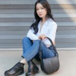 Lee Hi Instagram - 가을이 오면.. 예쁜걸 전부 꺼내 걸쳐요 🍃🍂 @charleskeithofficial #CharlesKeithFW21 #ImwithCharlesKeith #CharlesKeithFamily