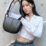 Lee Hi Instagram - 가을이 오면.. 예쁜걸 전부 꺼내 걸쳐요 🍃🍂 @charleskeithofficial #CharlesKeithFW21 #ImwithCharlesKeith #CharlesKeithFamily
