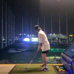 Lee Hong-gi Instagram - 오호!!!인도어지만 다같이 게임도 할수있고 재밌는곳 #topgolf#thailand 왔지롱🫡🫡 연습도하고 거리내기도하고 럭키로 핑크볼도 뽑아서 경품도 뽑아봤다☺️ 우리나라에도 이거 생기면 자주갈듯한데 ㅋㅋㅋㅋㅋㅋㅋㅋ 옛날 락볼링장느낌!!!ㅋㅋㅋㅋㅋ Topgolf Thailand