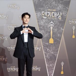 Lee Je-hoon Instagram - ⠀ 억울한 피해자를 대신해서 복수를 해 준다는 단순한 로그 라인이지만 그 속에는 실제로 그 아픔을 겪으신 사람들이 있었기 때문에 저로서는 더욱 진중하고 의미 있게 이 작품을 만들어 내고 연기하고 싶었습니다. 그분들께 누가 되지 않고 조금이나마 위로가 될 수 있고 힘이 되었으면 좋겠다는 마음이 컸던 것 같아요. 그 진심을 시청자분들께서 알아봐 주셨고 이렇게 사랑까지 해 주셔서 제가 이 자리에 있을 수 있지 않나 생각이 듭니다. 정말 진심으로 감사드립니다. 너무나 덥게 시작해서 꽁꽁 얼 정도로 추운 날 현장에서 촬영하신.. 너무 고생하셨던 우리 스탭분들의 모습이 떠오르는데요. 너무 많은 스탭분들이 모범택시를 위해 고생하셨어요. 감독님, 작가님을 비롯해 한 분 한 분 너무 감사하다는 말씀 전해드리고 싶습니다. 여러분들 덕분에 라는 의미 있고 좋은 작품이 탄생한 것 같습니다. 우리 무지개 운수 식구들.. 김의성 선배님, 장혁진 선배님, 배유람 배우, 표예진 배우 그리고 신재하 배우까지 너무 고생 많으셨고 여러분들이 있었기에 저도 힘을 받아서 더 열심히 뛸 수 있었던 것 같습니다. 오래오래 함께 했으면 좋겠어요. 그리고 매 회 에피소드마다 작품의 주인공이 되어주신 모든 배우님들께도 정말 감사하다는 말씀 전하고 싶습니다. 그리고 항상 저를 멋지고 예쁘게 만들어 주시는 스타일리스트팀과 샵 식구들 너무 감사드리고 고생 많으셨습니다. 조금 있으면 10년을 함께 하겠네요. 앞으로도 잘 부탁드려요. 그리고 컴퍼니온 식구들.. 많이 모자라고 부족한 나를 채워주고 보듬어줘서.. 정말 고마워. 내년에도 화이팅하자 우리!! 또 우리 가족들.. 많이 표현을 하려고 하지만 항상 부족해요. 사랑한다고 전하고 싶습니다. 마지막으로 사랑하는 우리 팬분들.. 시간이 갈수록 여러분들이 있기에 제가 연기해야 할 이유가 생기고, 더욱 열심히 해야겠다는 생각이 듭니다. 항상 제 편이 되어 주시고 제 곁을 지켜 주셔서 감사합니다. 새해 복 많이 받으세요. 이 작품이 주는 유쾌함과 무게감을 항상 잊지 않고 시즌 3도 여러분들에게 정말 뜻깊고 의미 있는 시간으로써 보답해 드릴 테니 조금만 기다려 주시면 좋겠습니다. 저는 김도기로 다시 한번 인사드리도록 하겠습니다. 시청자 여러분 사랑합니다🩷