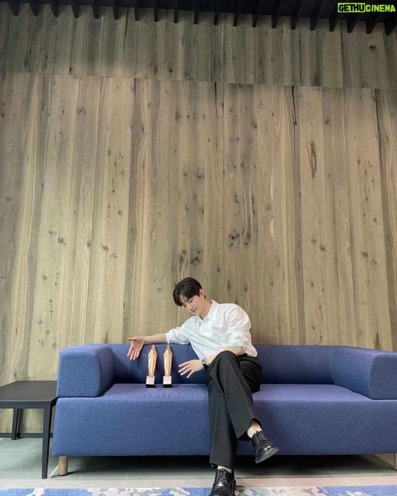 Lee Jun-ho Instagram - 58회 백상예술대상 인기상, 최우수연기상 감사합니다😄