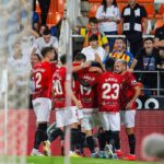 Lee Kang-in Instagram - Noche especial ayer.❤️🖤 Muy contento por dar el gol de la victoria a mi equipo. Gran trabajo de todos.👺 Mucha suerte también al @valenciacf. Fue un placer volver a Mestalla.🦇