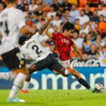 Lee Kang-in Instagram - Noche especial ayer.❤️🖤 Muy contento por dar el gol de la victoria a mi equipo. Gran trabajo de todos.👺 Mucha suerte también al @valenciacf. Fue un placer volver a Mestalla.🦇