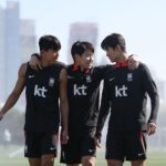 Lee Kang-in Instagram - 한달동안 아시안컵이라는 목표를 가지고 선수들, 코칭 스텝들, 지원 스텝들 함께 열심히 노력했지만 원하는 결과를 이루지 못해 개인적으로 많은 아쉬움이 남습니다. 언제나 저희 대표팀을 응원해주시는 축구팬 여러분들의 끊임없는 기대와 성원에 이번 아시안컵에서 좋은 결과로서 보답드리고싶었는데 그러지 못해 죄송한 마음입니다. 많은 축구 팬여러분들께서 실망 하셨을 것이라 생각하지만 이제까지 그랬던 것처럼 저희 대표팀을 믿고 응원해주신다면 저희는 앞으로 대한민국 대표팀의 구성원으로서 모두 한 마음 한 팀이 되어 경기장에서 더 발전된 플레이를 보여드릴 수 있도록 노력하고 나아가 세계 무대에서 경쟁력있는 팀이 될 수 있도록 노력하겠습니다. 소속팀에서도 대표팀에서도 헌신적이고 팀의 승리를 위해 한발짝 더 뛰는 선수가 될 수 있도록 노력하겠습니다.🇰🇷♥️🙏🏻