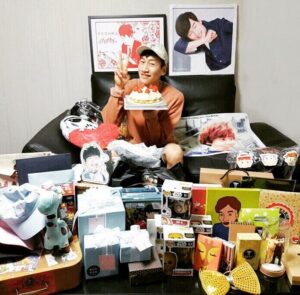 Lee Kwang-soo Instagram - 생일을
축하해주신모든분들.
진심으로진심으로
감사드립니다.

부족한저에게주시는
과분한사랑.
더좋은모습.
열심히하는모습으로
보답하겠습니다.

다시한번감사드려요♡