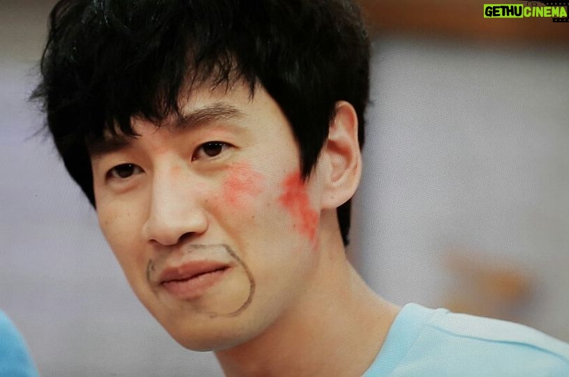 Lee Kwang-soo Instagram - #나는행복합니다 #여러분들은운이있으신겁니다