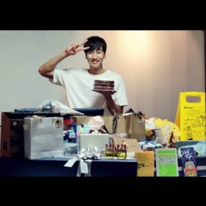 Lee Kwang-soo Instagram - 잊지못할
감격스러운생일을만들어주신
SNS.편지.문자.선물등을통해
축하해주신모든분들.진심으로감사드려요

어떻게표현을
드려야할지모르겠어요

저진짜열심히할께요