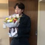 Lee Kwang-soo Instagram - 화훼농가를응원합니다💐#부케챌린지#이동휘#박정민