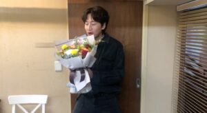 Lee Kwang-soo Instagram - 화훼농가를응원합니다💐#부케챌린지#이동휘#박정민